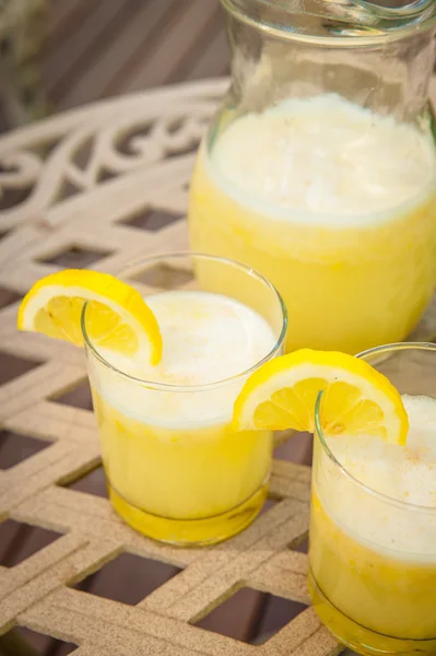 Jarra y vasos de limonada casera — Foto de Stock