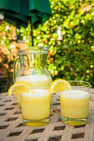 Jarro e copos de limonada caseira — Fotografia de Stock