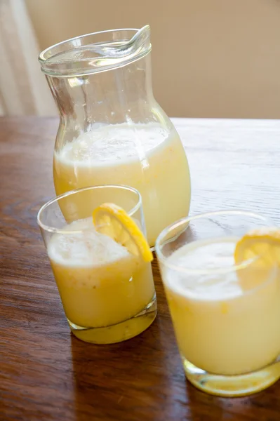 Caraffa e bicchieri di limonata fatta in casa — Foto Stock