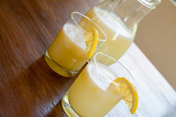 Кувшин и стаканы домашнего лимонада — стоковое фото