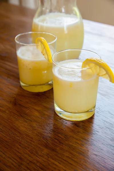 Caraffa e bicchieri di limonata fatta in casa — Foto Stock