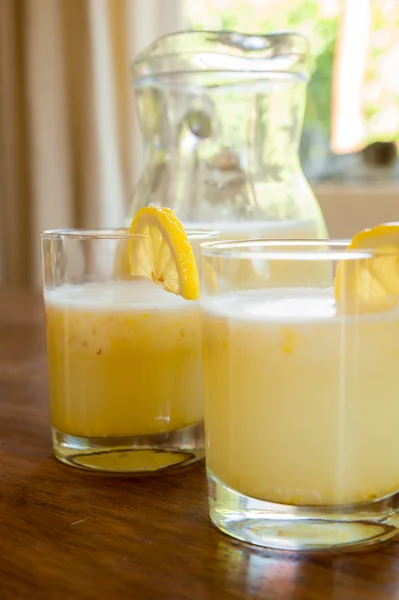 Caraffa e bicchieri di limonata fatta in casa — Foto Stock