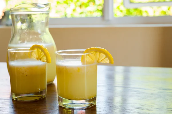 Caraffa e bicchieri di limonata fatta in casa — Foto Stock