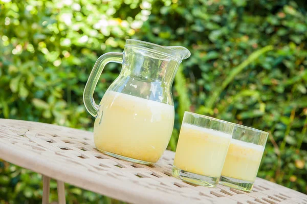 Jarra y vasos de limonada casera — Foto de Stock