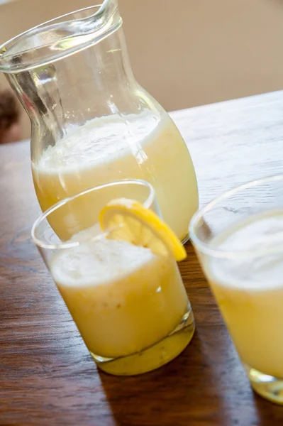 Кувшин и стаканы домашнего лимонада — стоковое фото