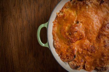 Bir dökme demir tavada pişirilmiş taze cips