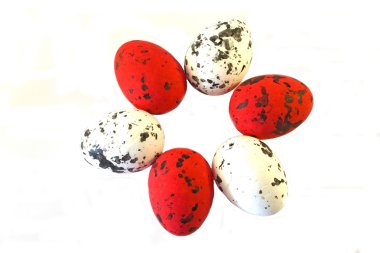 Beyaz bir arka plan üstünde Paskalya yortusu yumurta