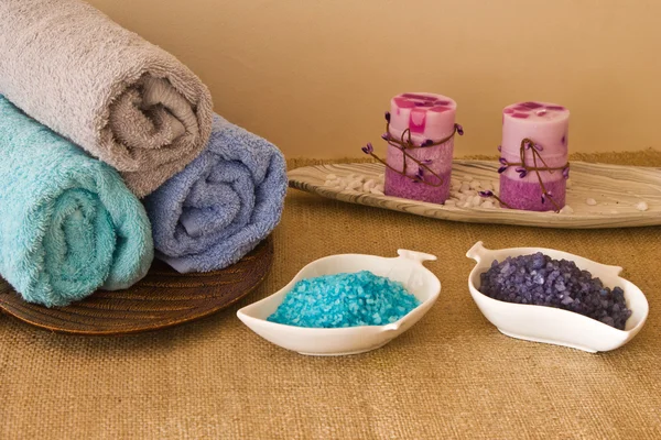 Renkli deniz tuzu ile Spa kompozisyon