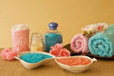 Spa kompozisyon mavi ve pembe renklerde