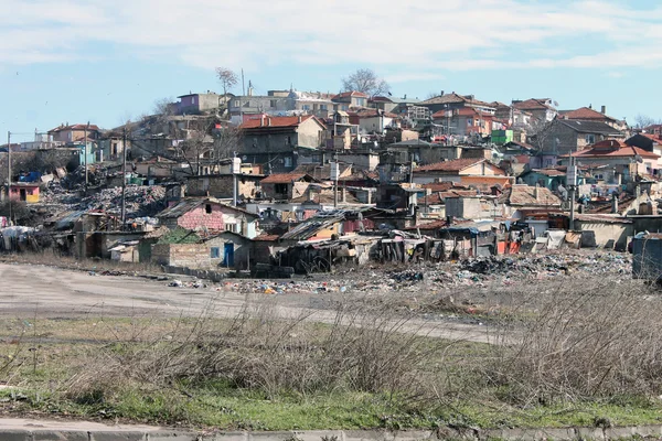 Getto çöp dağları arasında