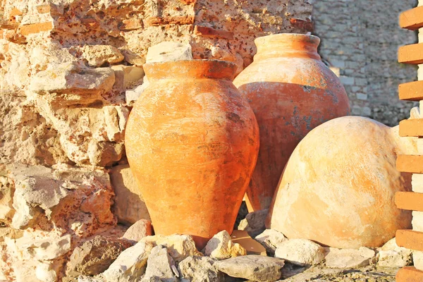 Ánfora en el fondo de las ruinas — Foto de Stock