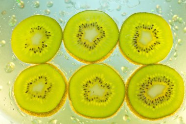 Kivi su kabarcıkları ile arka plan