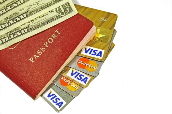 Kredi kartları da pasaport ve beyaz arka plan üzerinde dolar
