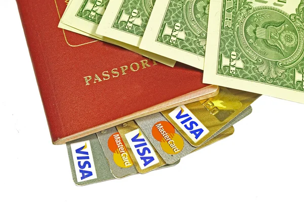 Кредитные карты в паспорте и долларах на белом фоне — стоковое фото