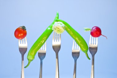 Mavi bir arka plan üzerinde bir çatalı sebze