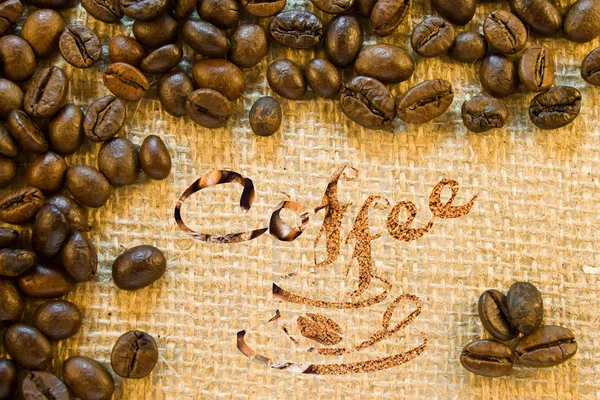 挽いたコーヒーと並んでコーヒー カップと碑文コーヒー — ストック写真
