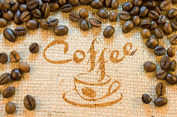 挽いたコーヒーと並んでコーヒー カップと碑文コーヒー — ストック写真