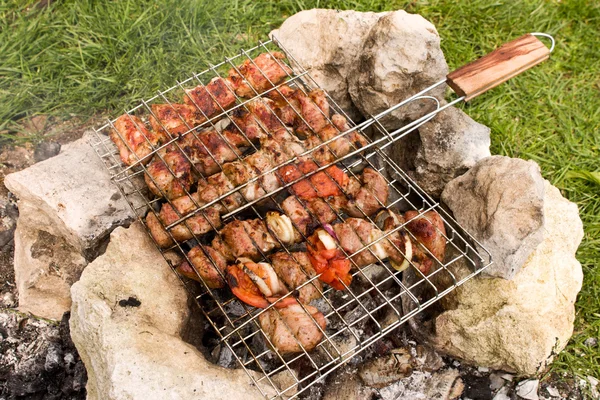 Şiş ızgara et rendeleyin