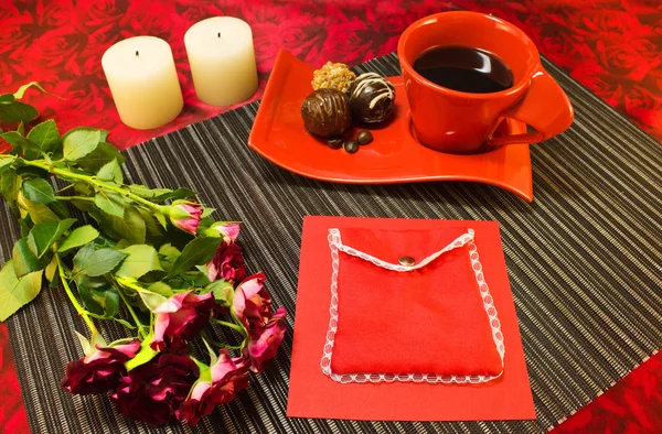 Kahve hediye zarf ile kırmızı Kupası