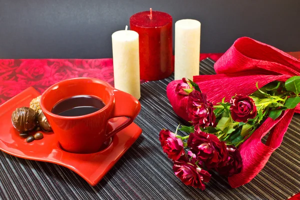 Kaffe i röd kopp och blommor — Stockfoto