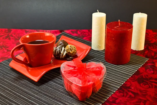 Koffie in rode kop en een cadeautje in de vorm van hart — Stockfoto