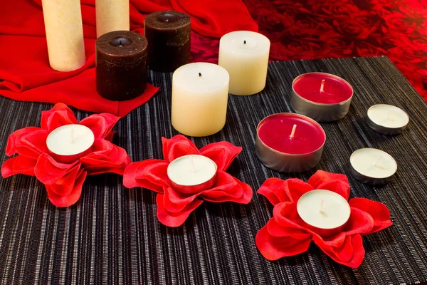 Zusammensetzung der Kerzen in roten schwarzen Farben Stockbild