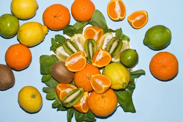 Bodegón con plato de frutas — Foto de Stock