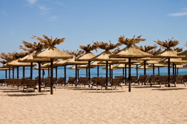 Mavi gökyüzü arka plan üzerinde Beach