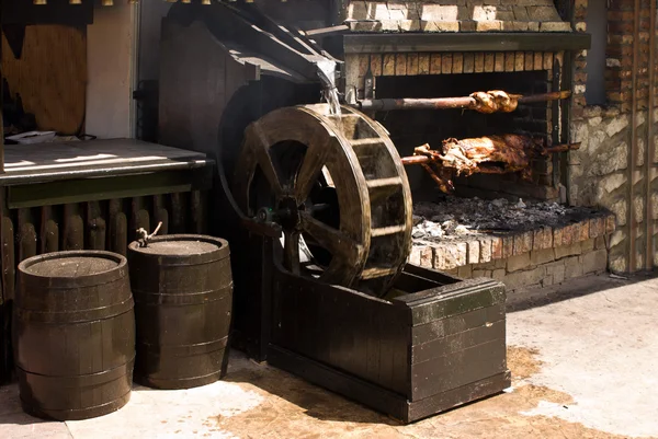 Rotisserie met de voldoen aan — Stockfoto