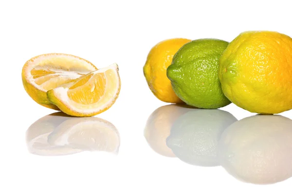 Limones sobre fondo blanco — Foto de Stock