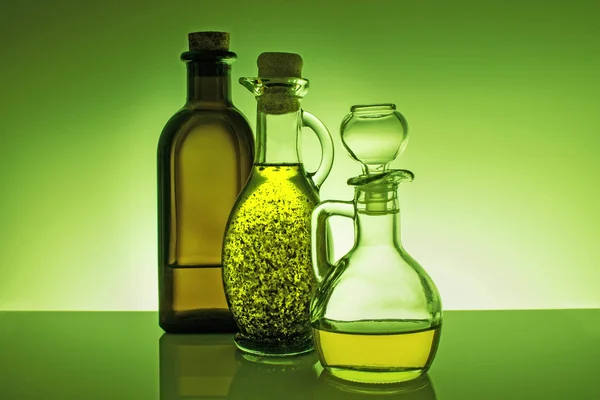 Olivenöl in Flaschen lizenzfreie Stockbilder