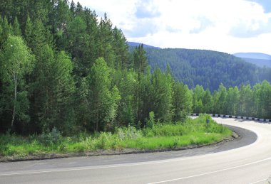 Yolda bir dağ geçidi