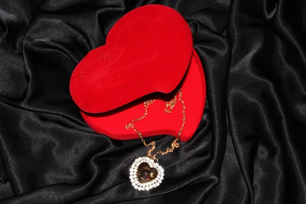 Jewelry box in the form of heart — Stock Photo, Image