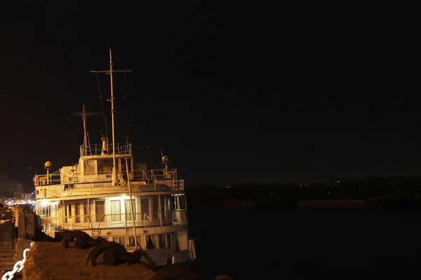 Motorschiff steht auf dem Dock — Stockfoto