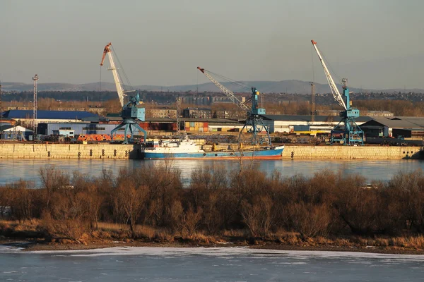 Port de fret sur la rivière — Photo