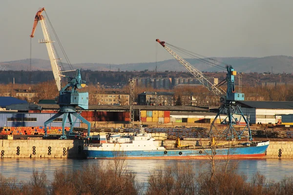 Vrachthaven op de rivier — Stockfoto