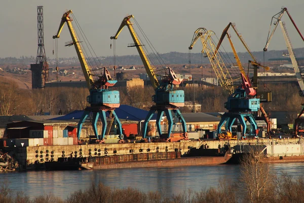 Vrachthaven op de rivier — Stockfoto