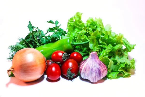 Gemüse und Gemüse für Salat auf weißem Hintergrund — Stockfoto
