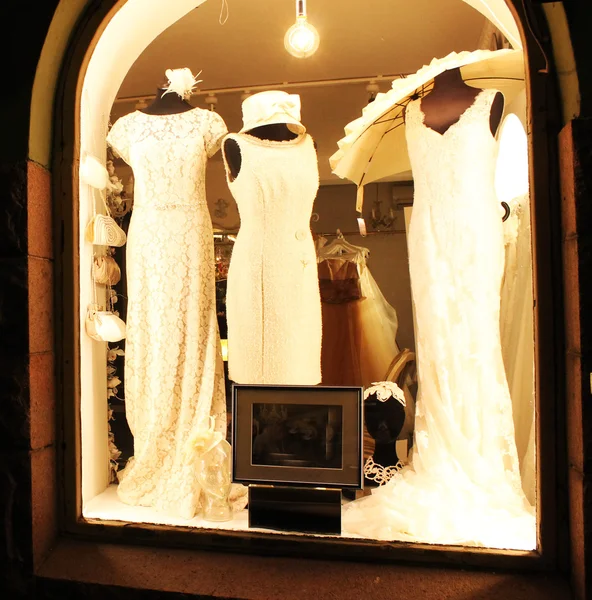 Ретро одежда в витрине магазинов — стоковое фото