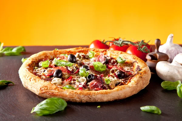 고기, 올리브, 야채와 맛 있는 피자 스톡 사진
