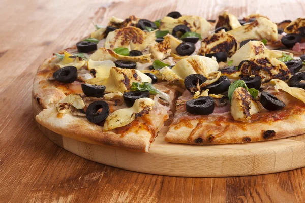 고기, 올리브, 야채와 맛 있는 피자 로열티 프리 스톡 이미지