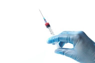 Şırıngayı tutan mavi eldiveni verin. Beyazda izole edilmiş.