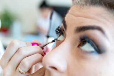 bir fırçayla göz makyajı