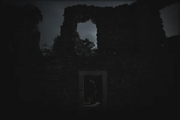 Temná královna ducha v záře dark zřícenina hradu v temné noci, viditelné zdi hradu — Stock fotografie