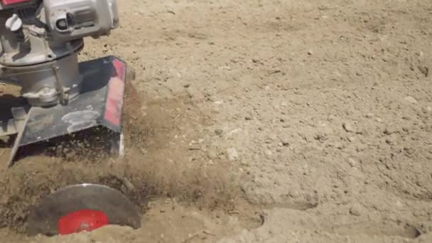 농부는 식가를 사용하여 텃밭의 모자쓰고 고무장화 발자국 — 비디오