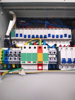Bir sürü şalteri ve kablosu olan bir santral. Güç kalkanı ışığı. Sigorta kutusunun elektrik bağlantı kabloları. Mobil fotoğraf