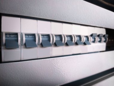 Elektrik şalterli elektrik santrali açık renk. Metal kutuya yüklenmiş devre kesici tip elektrik 3 fazı