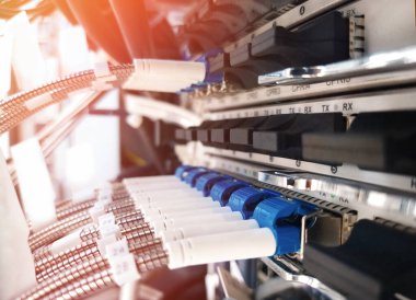 Birçok anahtarı ve fiber optik kablosu olan bir santral. İnternet santrali. Mobil fotoğraf