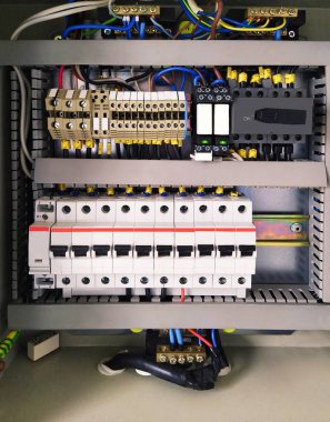Bir sürü şalteri ve kablosu olan bir santral. Güç kalkanı ışığı. Sigorta kutusunun elektrik bağlantı kabloları. Mobil fotoğraf