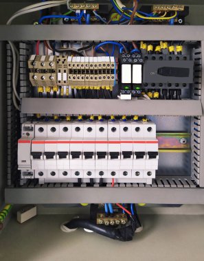 Bir sürü şalteri ve kablosu olan bir santral. Güç kalkanı ışığı. Sigorta kutusunun elektrik bağlantı kabloları. Mobil fotoğraf